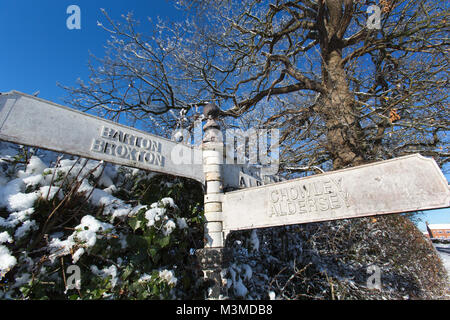 Dorf von Coddington, England. Malerische Ansicht eines ländlichen Schnee vor worboys Richtung unterzeichnen, in ländlichen Cheshire. Stockfoto