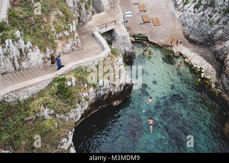 Gagliano del Capo (Italien), August 2017. Ansicht der Ciolo Fjord von der Straßenbrücke oberhalb. Querformat. Stockfoto