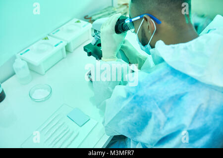 Wissenschaftler mit Mikroskop im medizinischen Labor Stockfoto