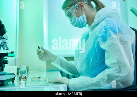 Wissenschaftlerin erforscht Virus Stockfoto