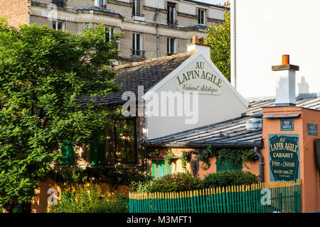 PARIS, Frankreich - Juli 13,2014: Lapin Agile Cabaret Club in Montmartre, Paris populär war mit Montmartre Bewohner einschließlich zuhälter, ärmere Menschen, Studen Stockfoto