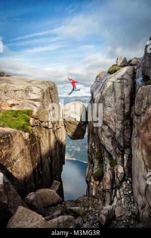 Norwegen Kjeragbolten Sprung in 2017 getroffen Stockfoto