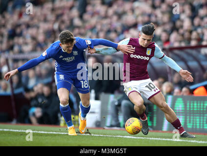 Birmingham City Sam Gallagher (links) und Aston Villa Jack Grealish Kampf um den Ball während der Premier League Match in der Villa Park, Birmingham. Stockfoto