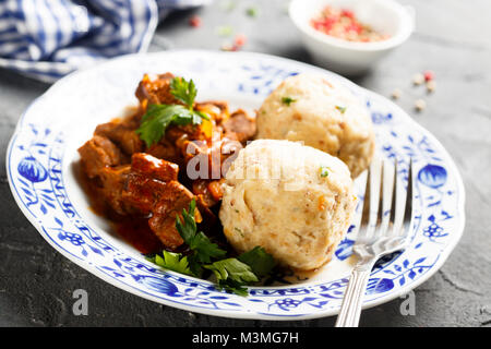 Knödel mit Rindereintopf Stockfoto