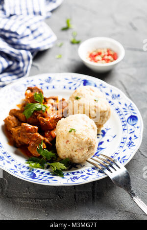 Knödel mit Rindereintopf Stockfoto