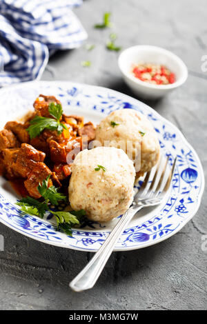 Knödel mit Rindereintopf Stockfoto