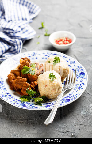 Knödel mit Rindereintopf Stockfoto