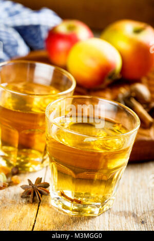 Heißen Apfelwein mit Gewürzen in Gläsern Stockfoto