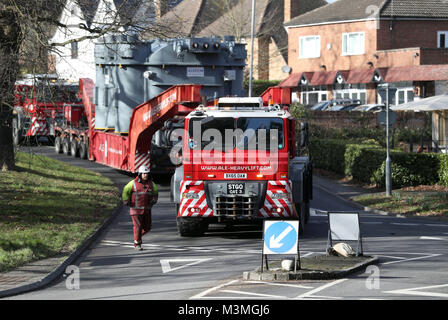 Eine abnormale Belastung wird von der Polizei durch Iver Heath begleitet, da es dadurch den Weg in Richtung Uxbridge. Stockfoto