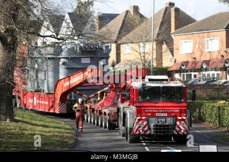 Eine abnormale Belastung wird von der Polizei durch Iver Heath begleitet, da es dadurch den Weg in Richtung Uxbridge. Stockfoto