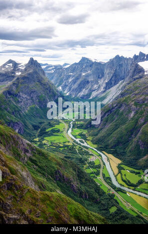 Romsdalseggen Ridge Norwegen im Jahr 2017 getroffen Stockfoto