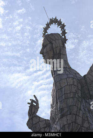 Detail der riesigen Aluminium abgedeckt Statue der Jungfrau von Quito. Die Statue befindet sich oben auf dem Hügel über Quito El Panecillo gelegen. Es war Stockfoto