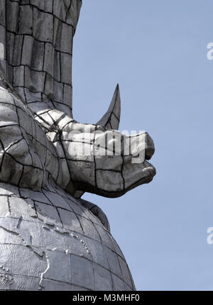 Detail der riesigen Aluminium abgedeckt Statue der Jungfrau von Quito. Die Statue befindet sich oben auf dem Hügel über Quito El Panecillo gelegen. Es war Stockfoto