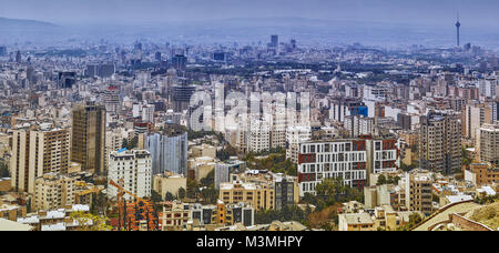 Teheran, Iran - 28. April 2017: Teheran Skyline mit Hochhäusern und grünen Parks. Stockfoto