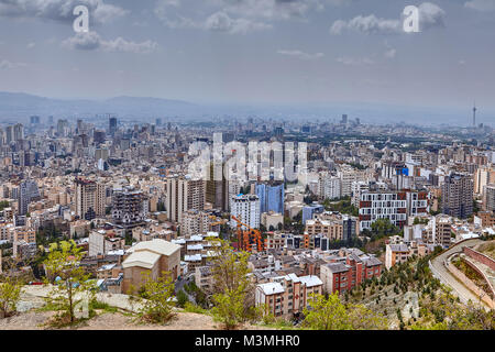 Teheran, Iran - 28. April 2017: Blick auf die Skyline der Hauptstadt von Iran mit Hochhäusern und öffentlichen Parks. Stockfoto