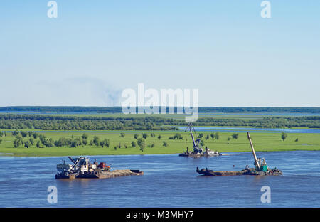 Baggerarbeiten auf dem Fluss Irtysch im Bereich von Chanty-mansijsk im Sommer 12.00 Uhr Stockfoto