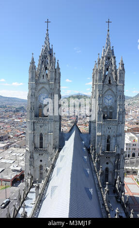 Der Südturm und das Dach der Basílica del Voto Nacional. Das Zentrum von Quito steht im Hintergrund. Stockfoto