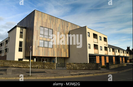 Weitwinkelaufnahme der Ferienwohnungen in einem neuen sozialen Wohnungsbau Stockfoto
