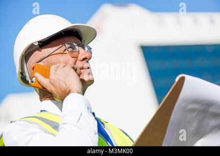 Mann Architector im Freien im Baugebiet, mobile Unterhaltung Stockfoto