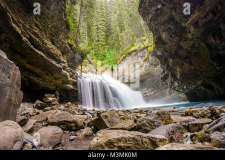 Schöne obere Johnston Wasserfälle im Banff National Park, Alberta, Kanada Stockfoto