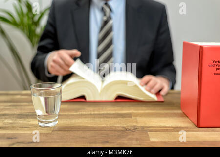 Von einem deutschen Anwalt mit juristische Bücher Stockfoto