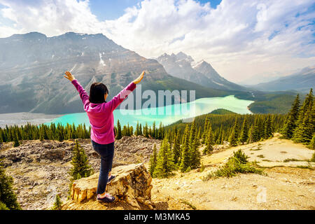 Gerne Touristen durch Peyto Lake in den Rocky Mountains, Jasper National Park, Alberta, Kanada Stockfoto