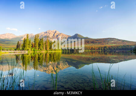 Pyramid Island mit der Brücke am Pyramid Lake, Jasper, Alberta, Kanada Stockfoto