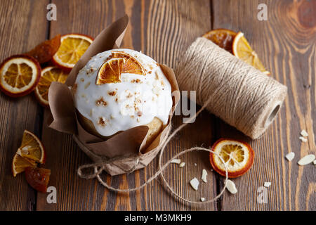 Ostern Kuchen mit kandierten Früchten auf hölzernen Planken Stockfoto