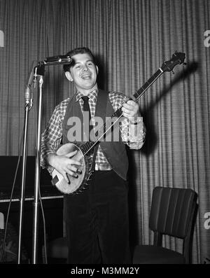 Folk Sänger Bob Gibson spielt ein 5-string Banjo in Chicago, IL. 5. Februar 1956. Original camera negative. Stockfoto