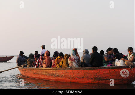 Touristen und Besucher unternehmen Sie eine Bootsfahrt auf dem Fluss Ganges in Varanasi, Indien Stockfoto