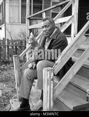 Blues Musiker, Howlin' Wolf, sitzend auf der Veranda Schritte in Chicago, IL. März 23, 1969. Original camera negative. Stockfoto