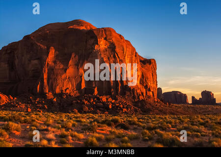 Felsige Anordnung durch die Sonne am frühen Morgen im Monument Valley Navajo Tribal Park, Utah schlagen. Stockfoto