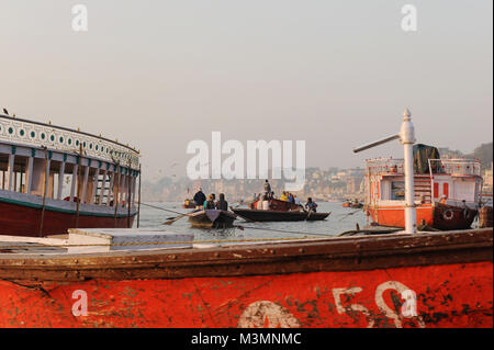 Die Menschen nehmen Bootsfahrten auf dem Fluss Ganges in Varanasi, Indien Stockfoto