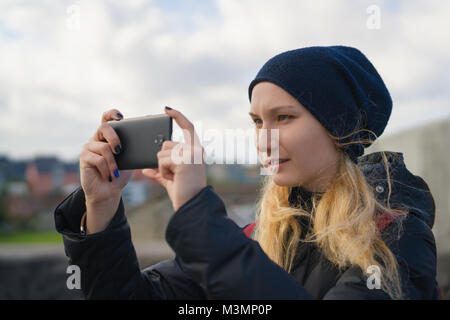 Jugendlich Mädchen Fotos mit Smartphone in der Stadt Stockfoto