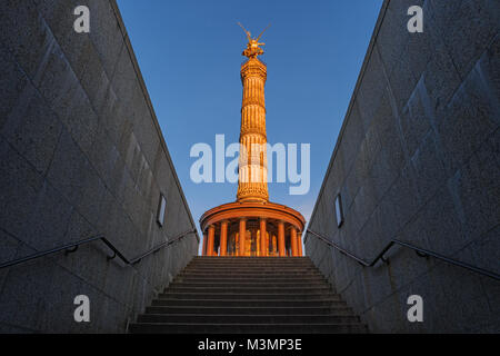 Siegessäule Goldelse, Berlin, Deutschland, Europa. Siegessaule Denkmal, Goldener Engel in Tiergarten. Siegessaeule, goldenen Lizzy. Beliebte Sehenswürdigkeiten Stockfoto