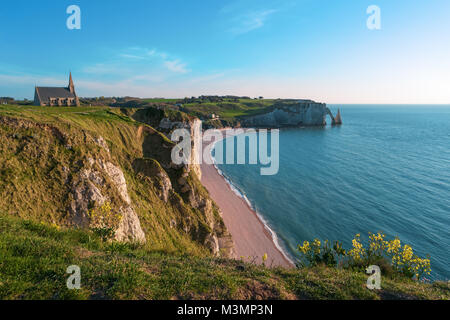 Strand, Meer und Klippen, Etretat, Normandie, Frankreich, Europa. Natürliche Bögen, weißen Kreidefelsen über den Atlantik. Meer, Landschaft Beliebt landmar Stockfoto