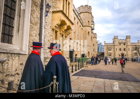 LONDON, GROSSBRITANNIEN - FEB. 04, 2018: zwei Yeomen Warders im Tower von London. Yeomen Warders auch bekannt als beefeaters sind zeremonielle Wächter. Stockfoto