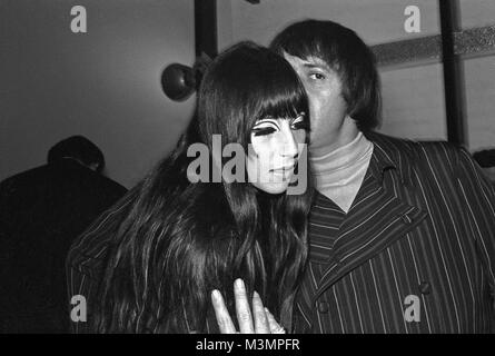 Musiker Sonny und Cher auf der PR-Startparty des Barabajagal-Albums von Donovan. September 1969. Die Party fand in einem berühmten Pub, The Factory, in Hollywood statt, mit Hostess und Gastgeber 'Mama' Cass Elliott und Kirk Douglas. Stockfoto