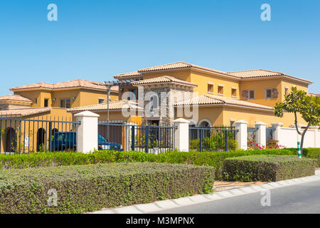 Saadiyat Beach Villas Abu Dhabi, 4. Februar, 2018: Leben in Abu Dhabi, Blick auf Villa und Wohnhaus Stockfoto