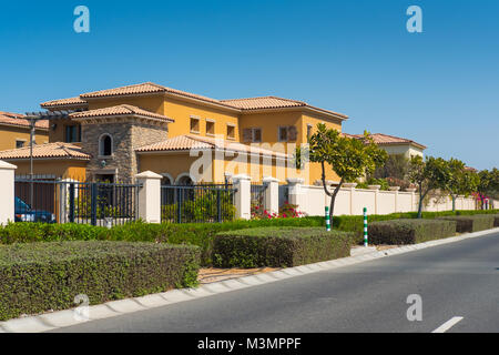 Saadiyat Beach Villas Abu Dhabi, 4. Februar, 2018: Leben in Abu Dhabi, Blick auf Villa und Wohnhaus Stockfoto