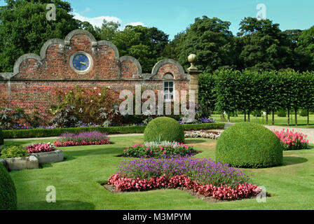 Erddig Hall, einem 17. Jahrhundert Herrenhaus, Wrexham, Wales, mit Küche und Sammlung von alten Autos & Kutschen und der achteckige Taubenschlag Stockfoto