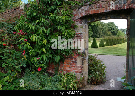 Erddig Hall, einem 17. Jahrhundert Herrenhaus, Wrexham, Wales, mit Küche und Sammlung von alten Autos & Kutschen und der achteckige Taubenschlag Stockfoto