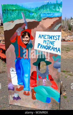 Eine Frau stellt ihr Gesicht in einem Ausschnitt der Amethyst Mine im Panorama, Ontario, in der Nähe von Thunder Bay Stockfoto