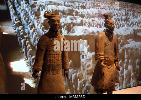 Zwei von Chinas erstem Kaiser und die Terrakottakrieger auf Ausstellung im World Museum, Liverpool, England, UK. Stockfoto