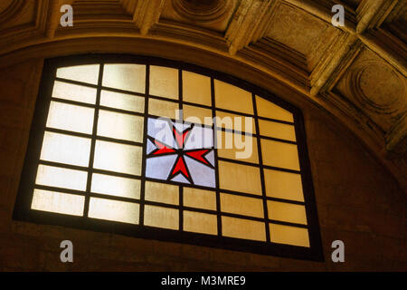 Licht durch Stain Glass Fenster ritterlichen Kapelle am Fort St. Elmo in Valletta, Malta. Stockfoto