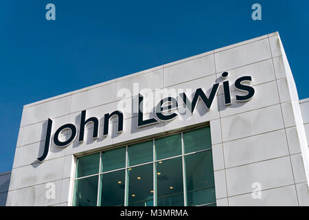 Große schwarze John Lewis shop Logo auf Sonnenbeschienenen weiß Außenwand mit blauen Himmel über der Mall Cribbs Causeway, Bristol, England, Großbritannien Stockfoto