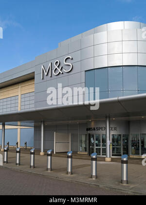 Außen- und Eingang der modernen Marks und Spencer shop shop mit M&S-Logo und der blaue Himmel, das Mall an Cribbs Causeway, Bristol, England, Großbritannien Stockfoto