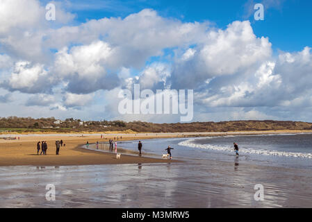 Newton Strand Porthcawl an einem sonnigen Wintertag mit Menschen bummeln am Strand Stockfoto