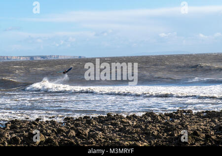 Wind Surfer aus dem Wasser, Trecco Bay Porthcawl South Wales Stockfoto