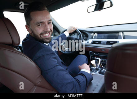 Erfolgreicher Mann hinter dem Steuer eines renommierten Auto sitzen Stockfoto